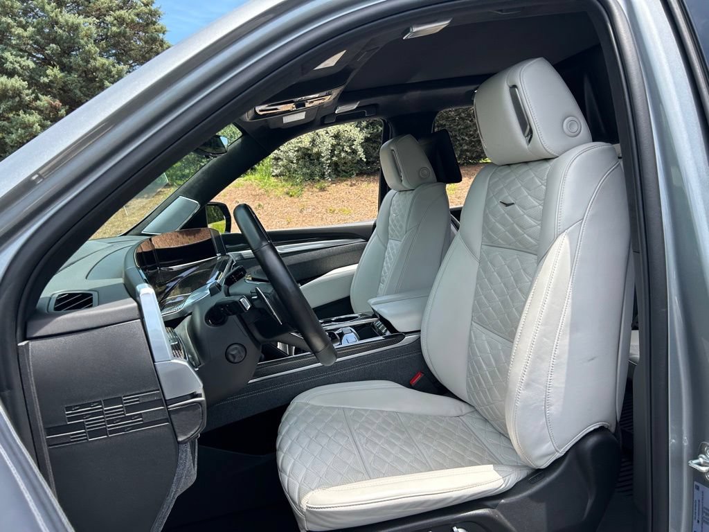 Used 2025 Cadillac Escalade V AWD/4WD image 46