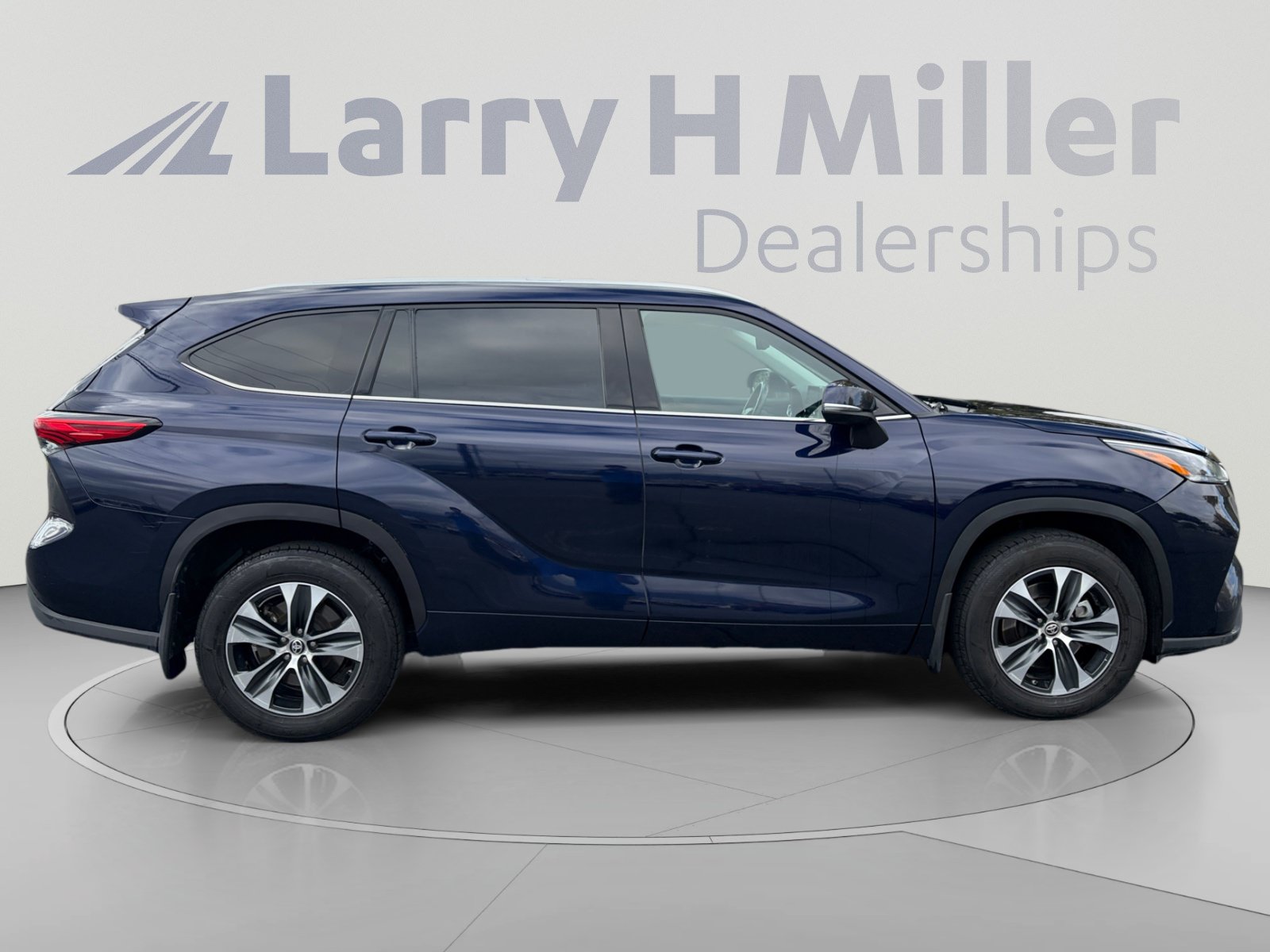 Used 2021 Toyota Highlander XLE AWD/4WD image 6