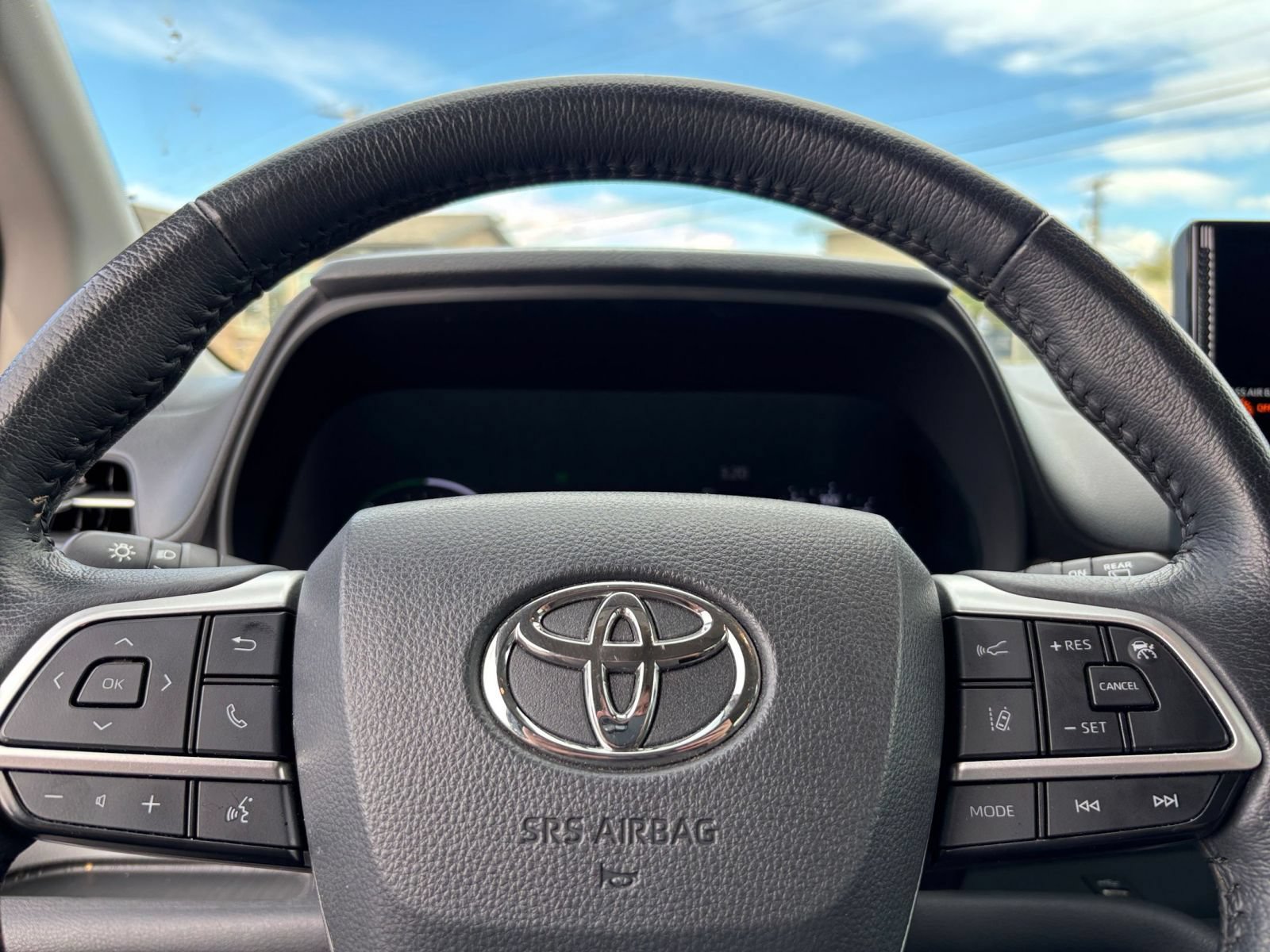 Used 2025 Toyota Sienna XLE FWD image 28