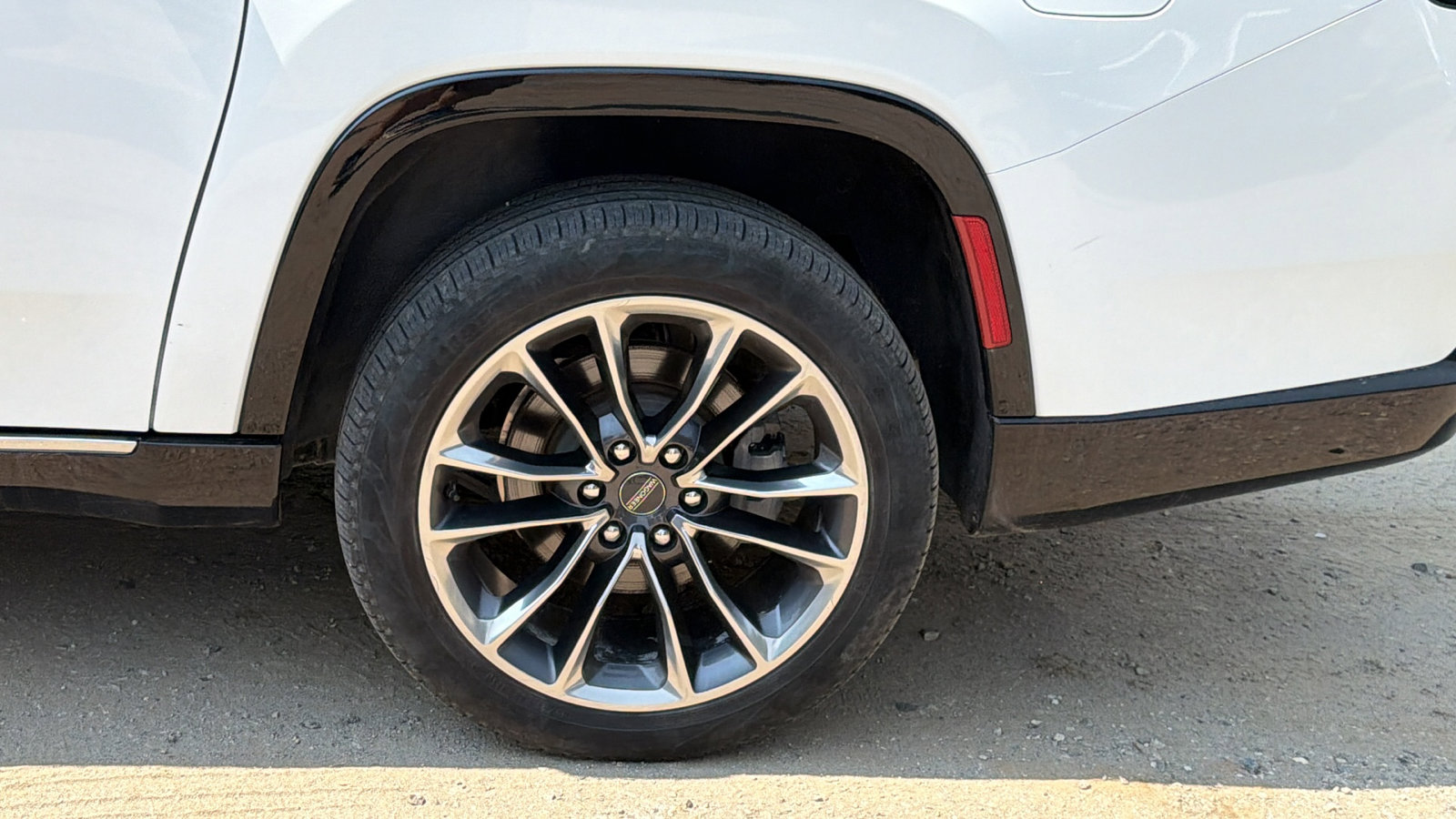 Used 2024 Jeep Wagoneer L Series III w/ Premium Group I image 12