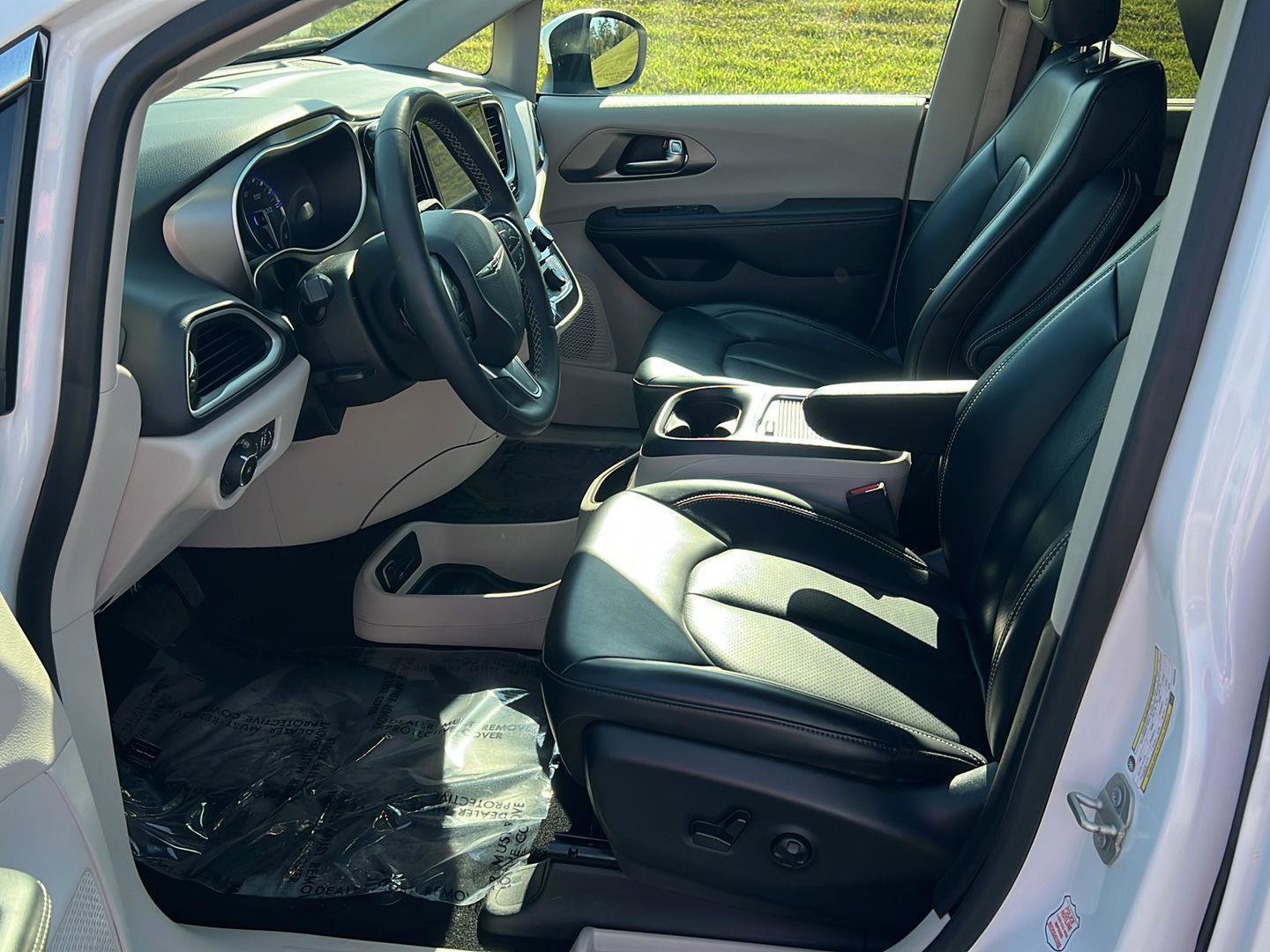 Used 2023 Chrysler Pacifica Touring-L image 10