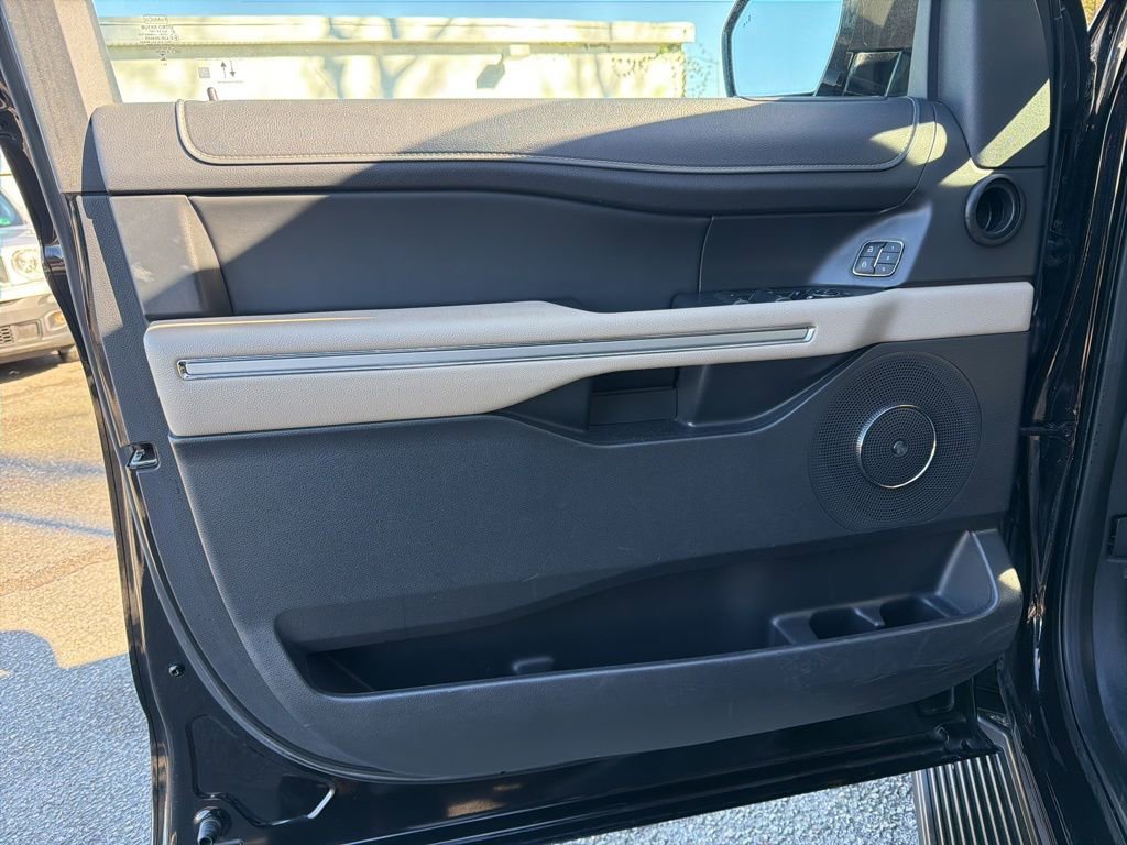 Used 2024 Ford Expedition Limited image 11