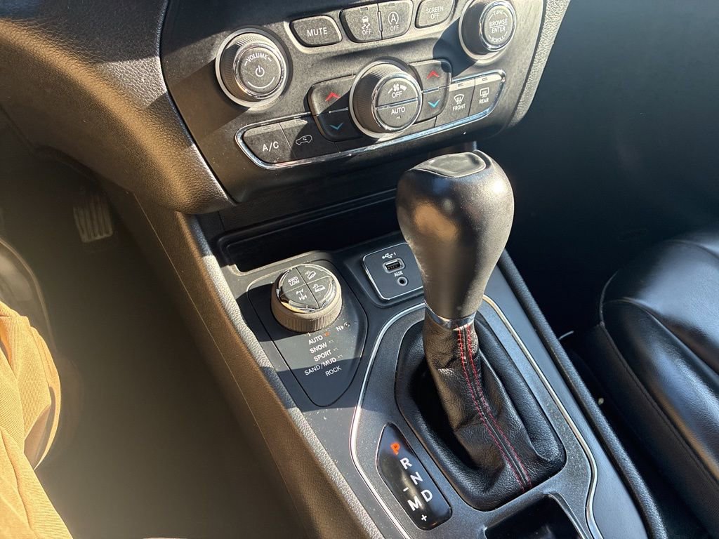 Used 2022 Jeep Cherokee Trailhawk w/ Comfort/Convenience Group AWD/4WD image 10