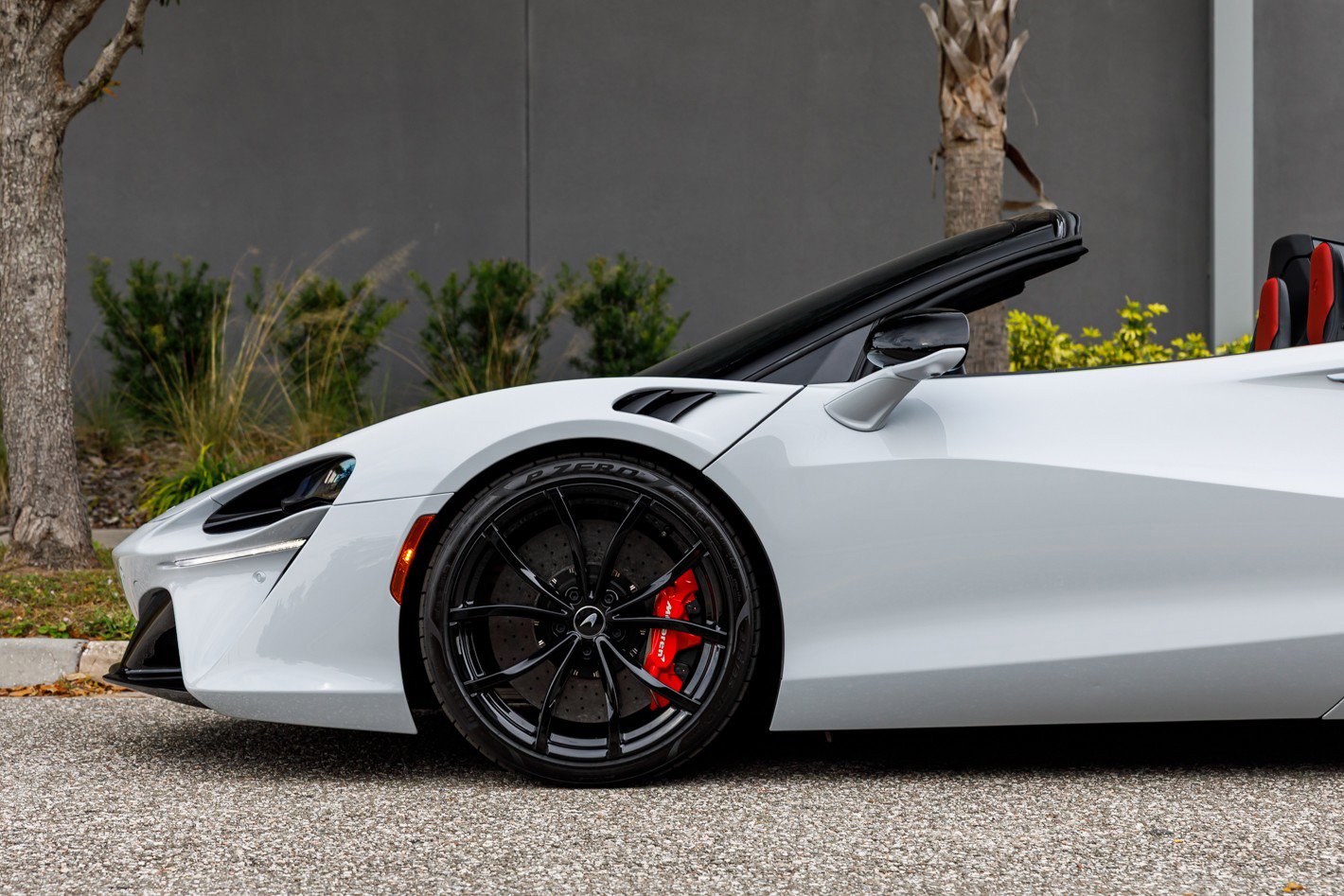 Used 2025 McLaren Artura Spider image 25