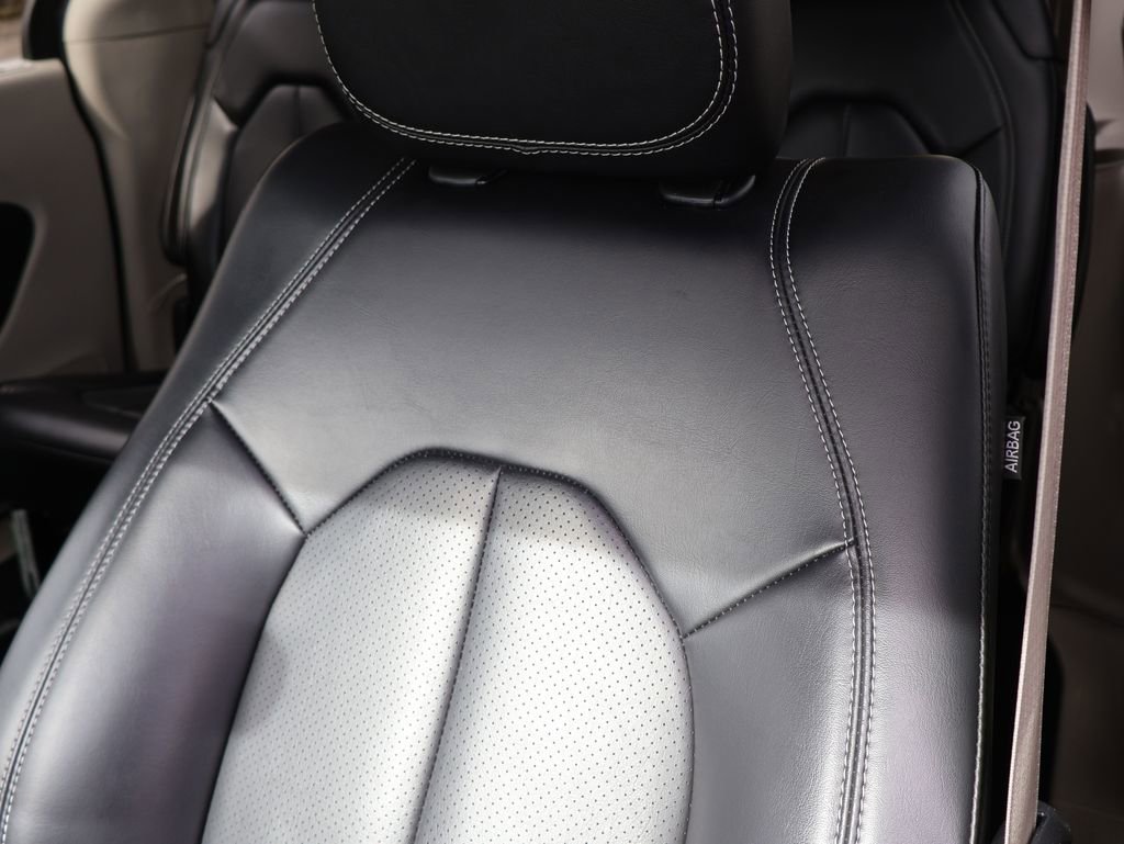 Used 2023 Chrysler Pacifica Touring-L image 21