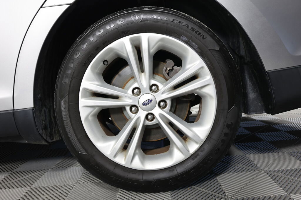 Used 2015 Ford Taurus SE image 8