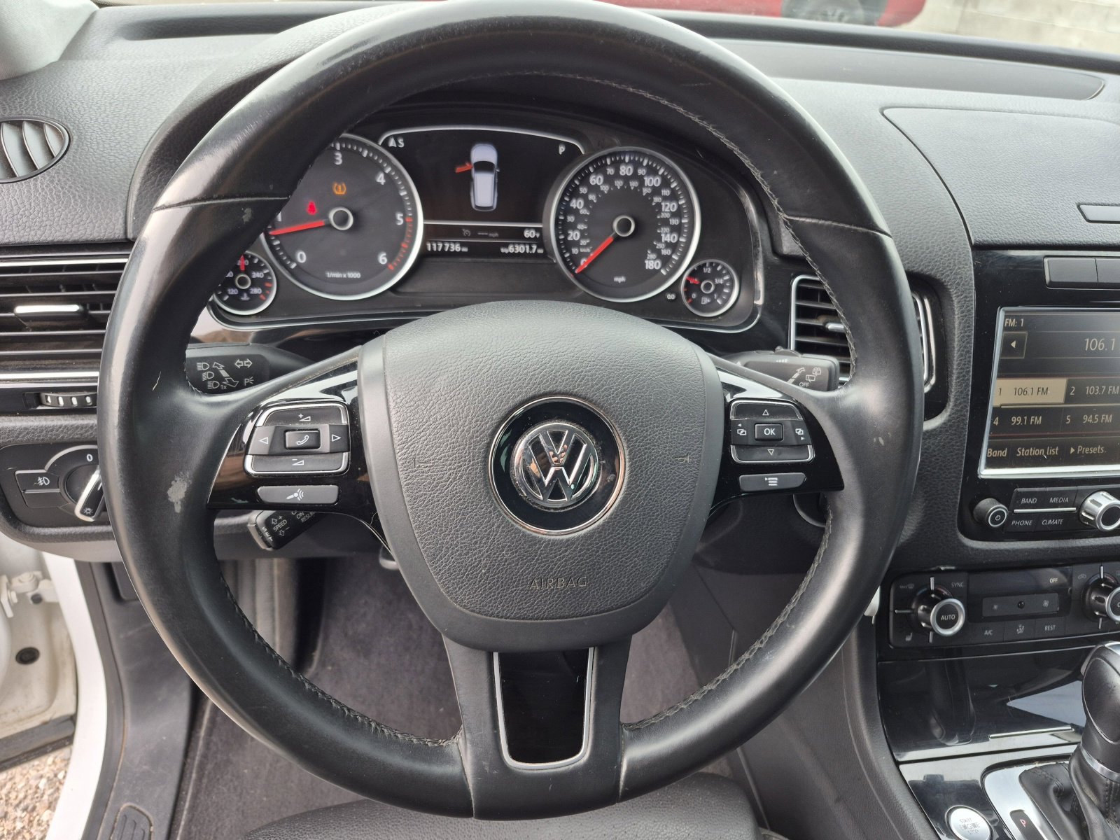 Used 2014 Volkswagen Touareg Sport image 9