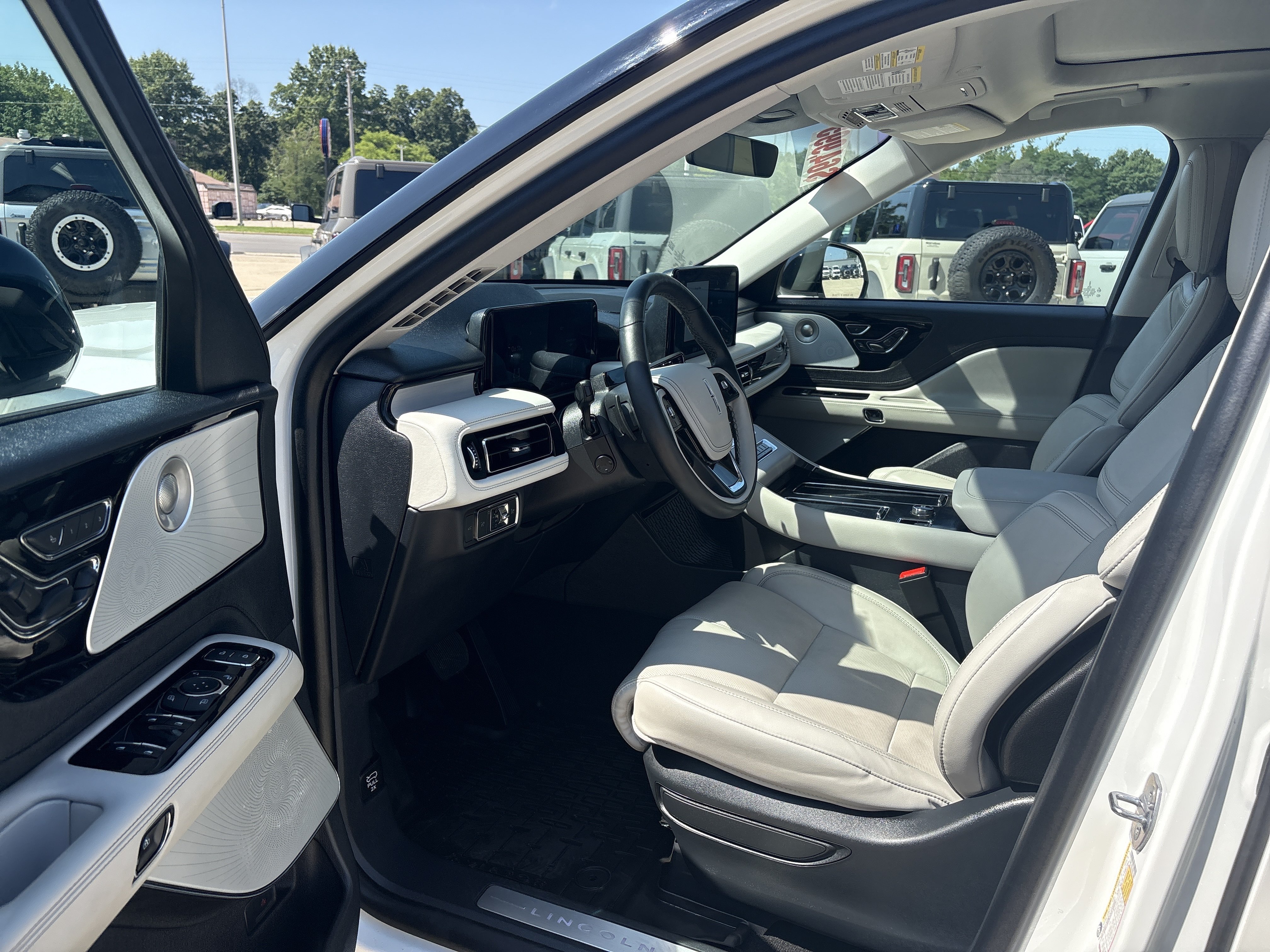 Used 2025 Lincoln Aviator Reserve w/ Equipment Group 201A AWD/4WD image 15