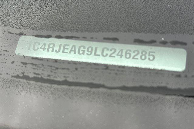 Used 2020 Jeep Grand Cherokee Altitude image 3