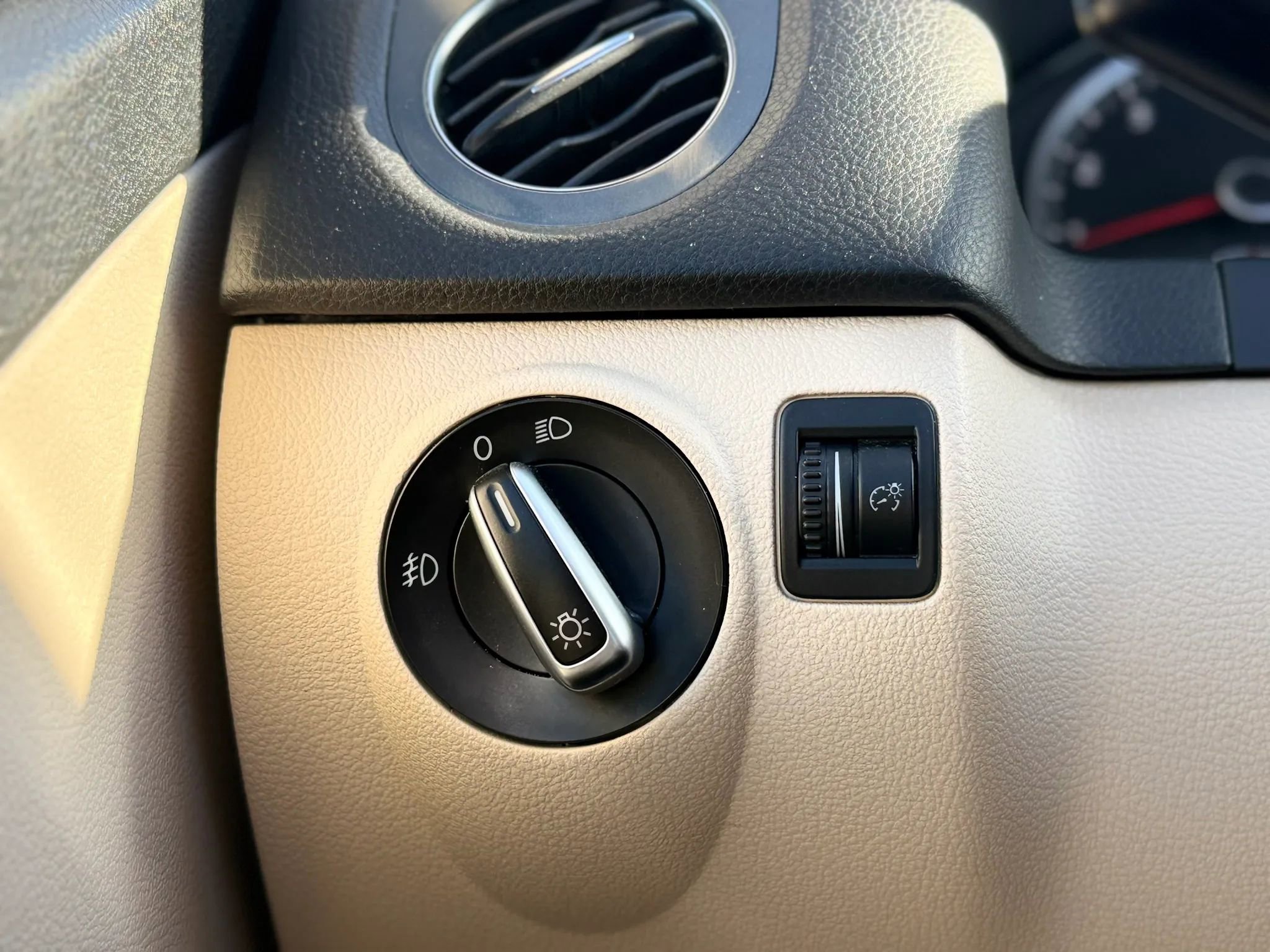 Used 2014 Volkswagen Tiguan SEL FWD image 31