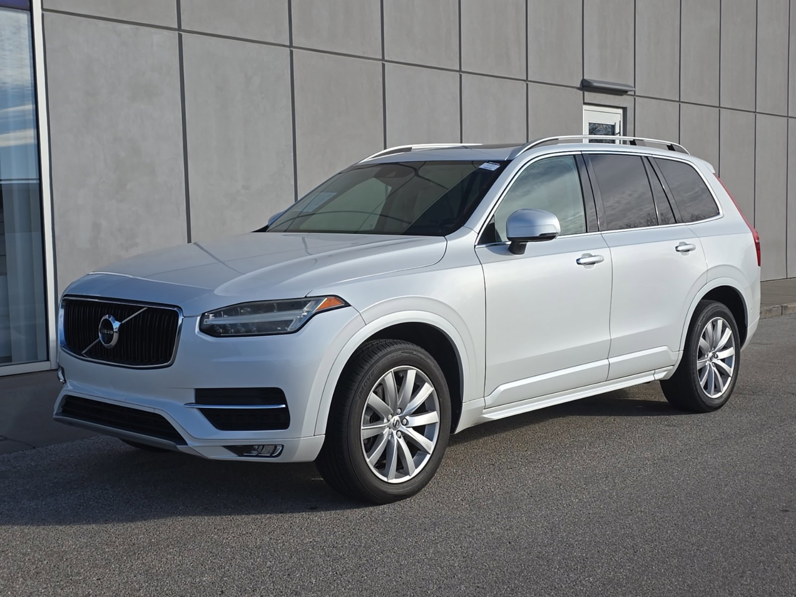 Used 2017 Volvo XC90 T6 Momentum w/ Vision Package image 1