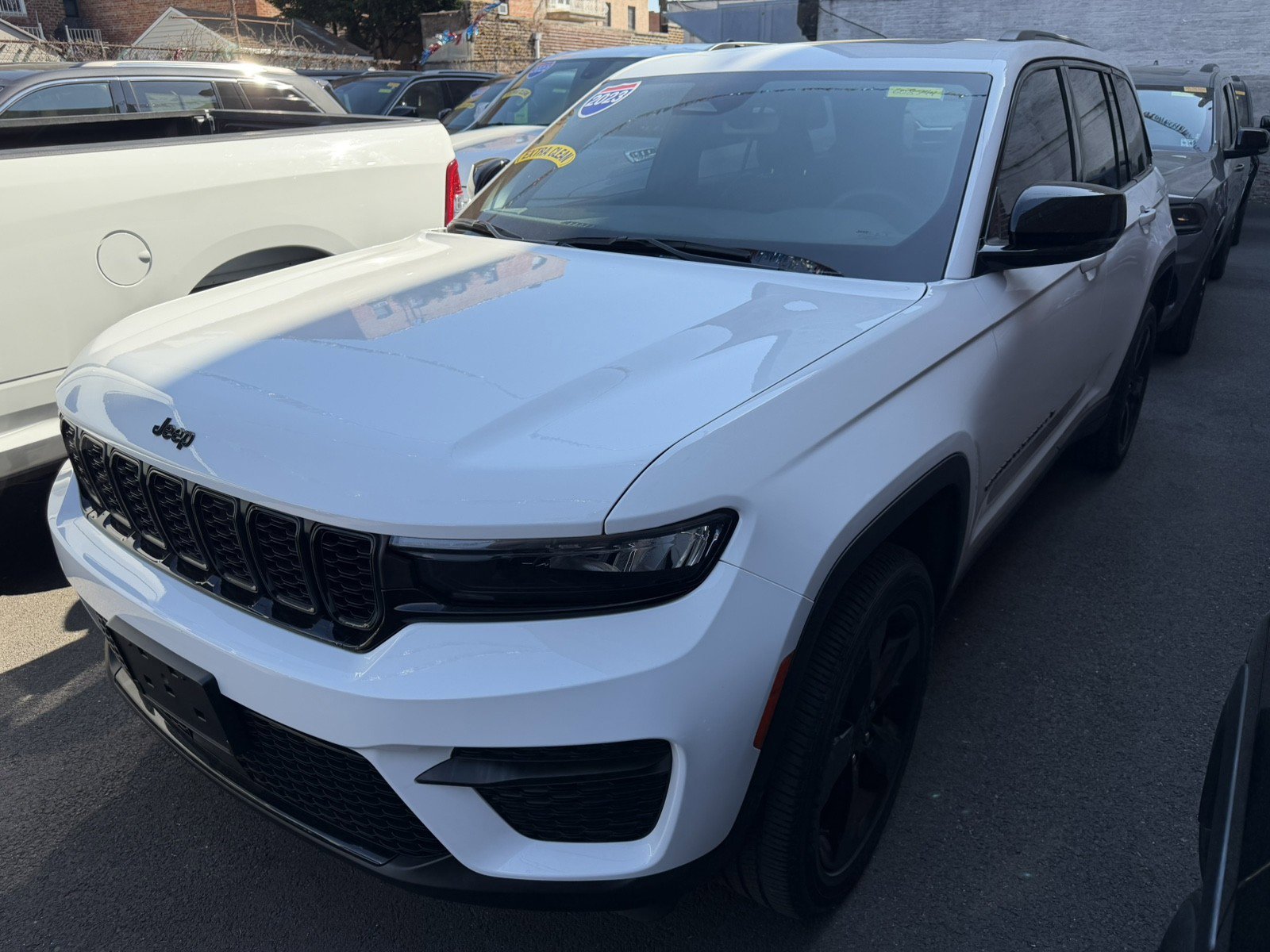 Used 2023 Jeep Grand Cherokee Altitude image 3
