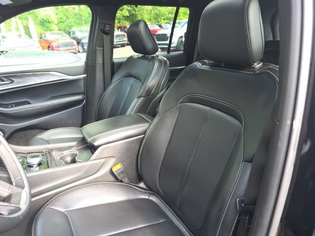 Used 2025 Jeep Grand Cherokee Limited w/ Luxury Tech Group II AWD/4WD image 13