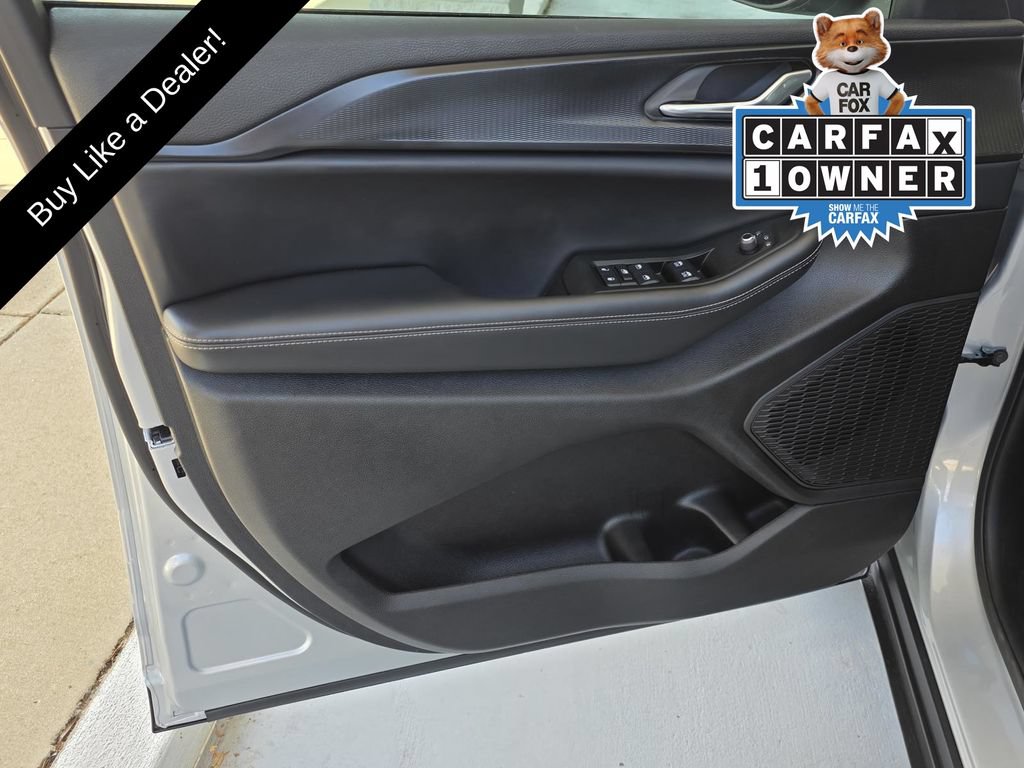 Used 2025 Jeep Grand Cherokee Laredo w/ Luxury Tech Group I AWD/4WD image 33