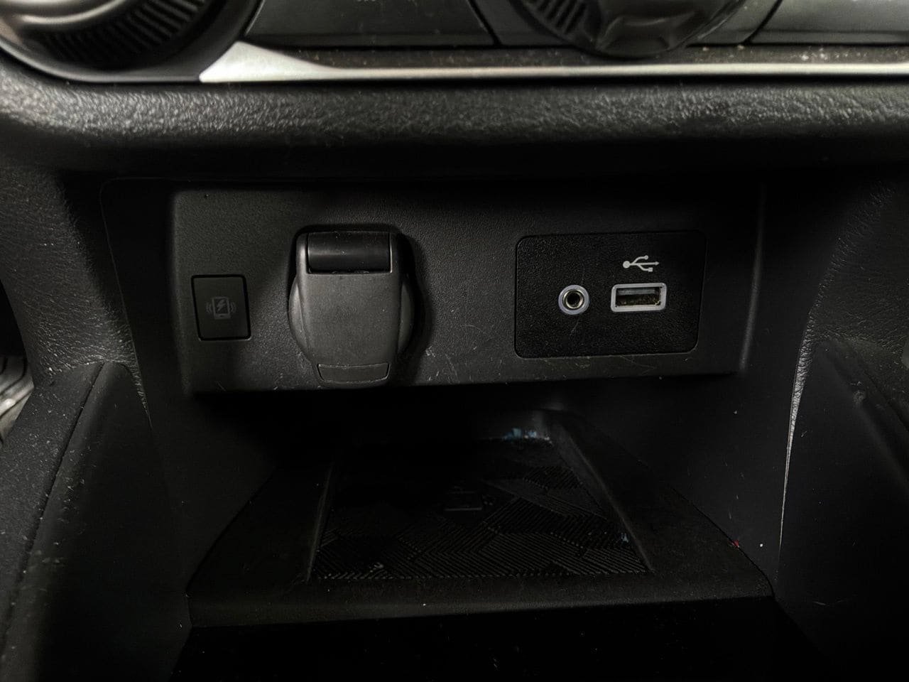 Used 2025 Nissan Versa SV FWD image 25