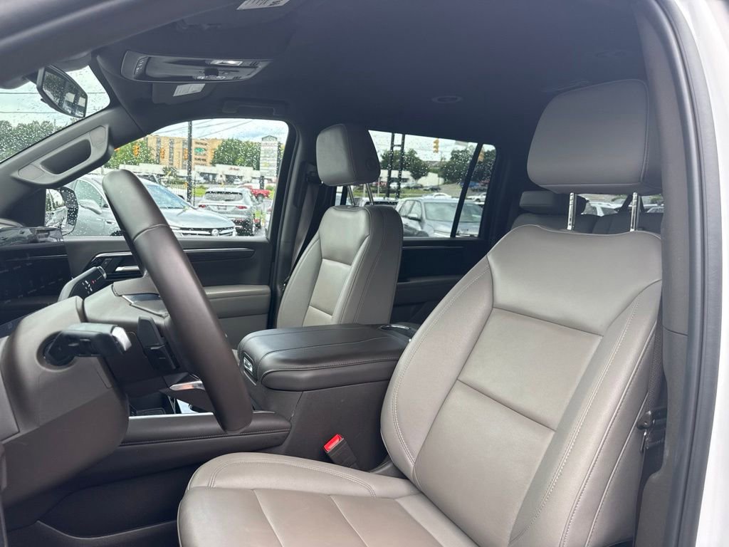 Used 2025 Chevrolet Suburban LT RWD image 13