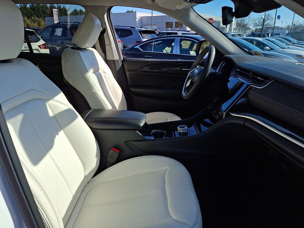 Certified 2023 Jeep Grand Cherokee Laredo image 12