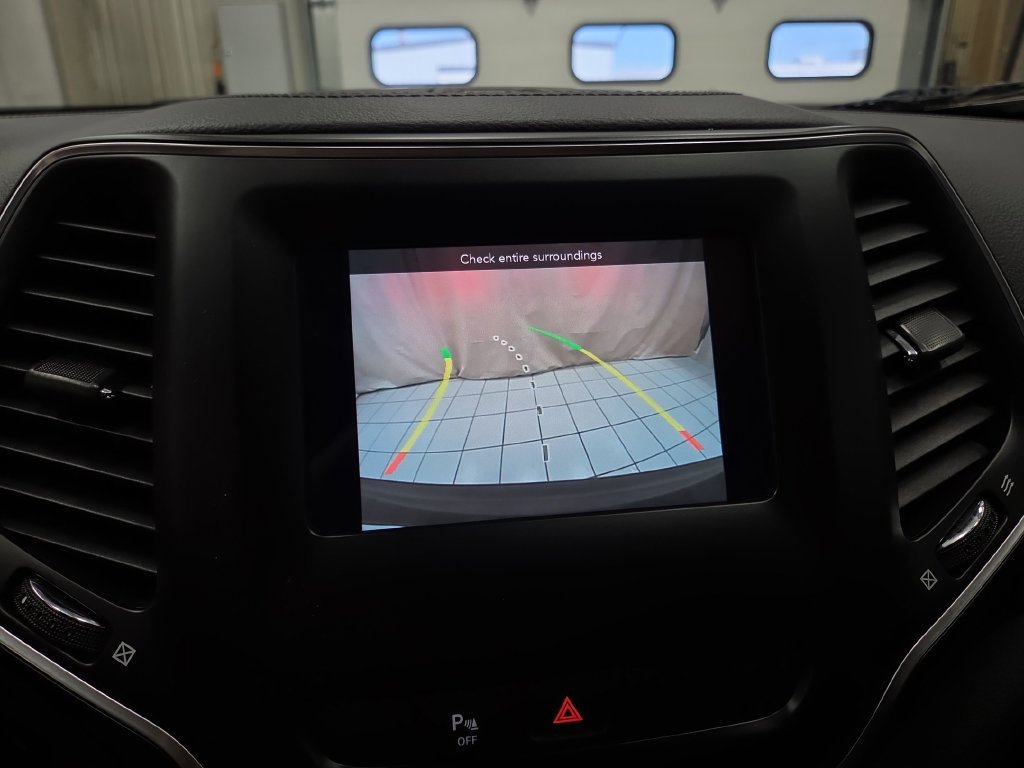 Used 2019 Jeep Cherokee Latitude w/ Cold Weather Group AWD/4WD image 24