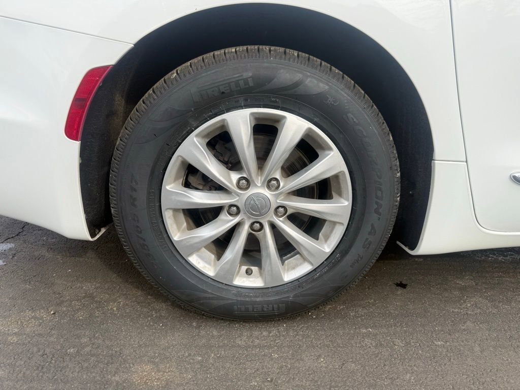 Used 2018 Chrysler Pacifica Touring-L image 57