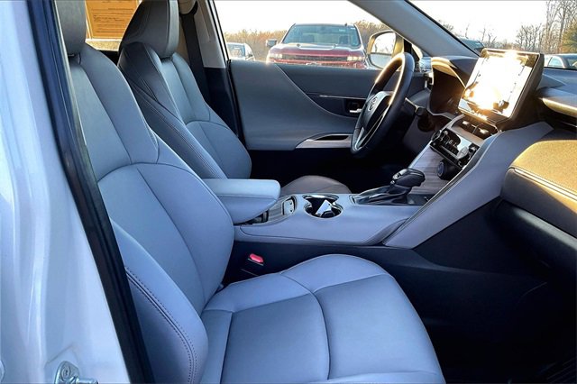 Used 2022 Toyota Venza XLE image 22