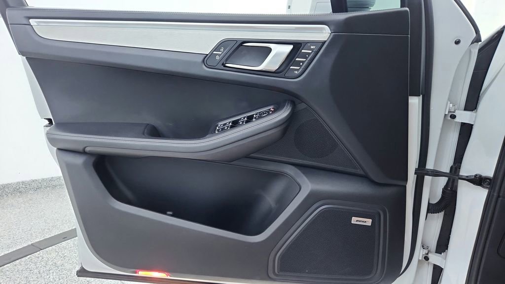 Used 2020 Porsche Macan Turbo image 17