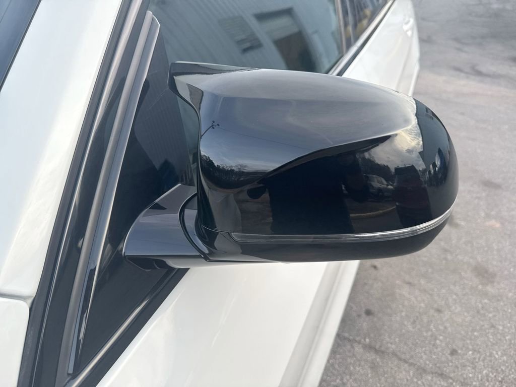 Used 2023 BMW X7 M60i image 11