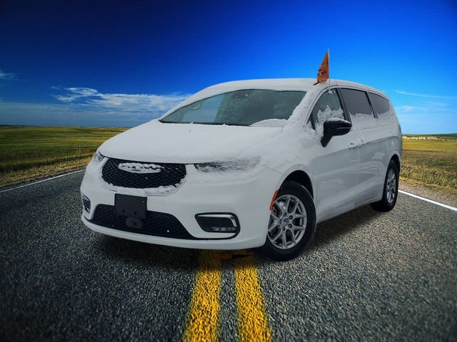 Certified 2024 Chrysler Pacifica Touring-L image 34