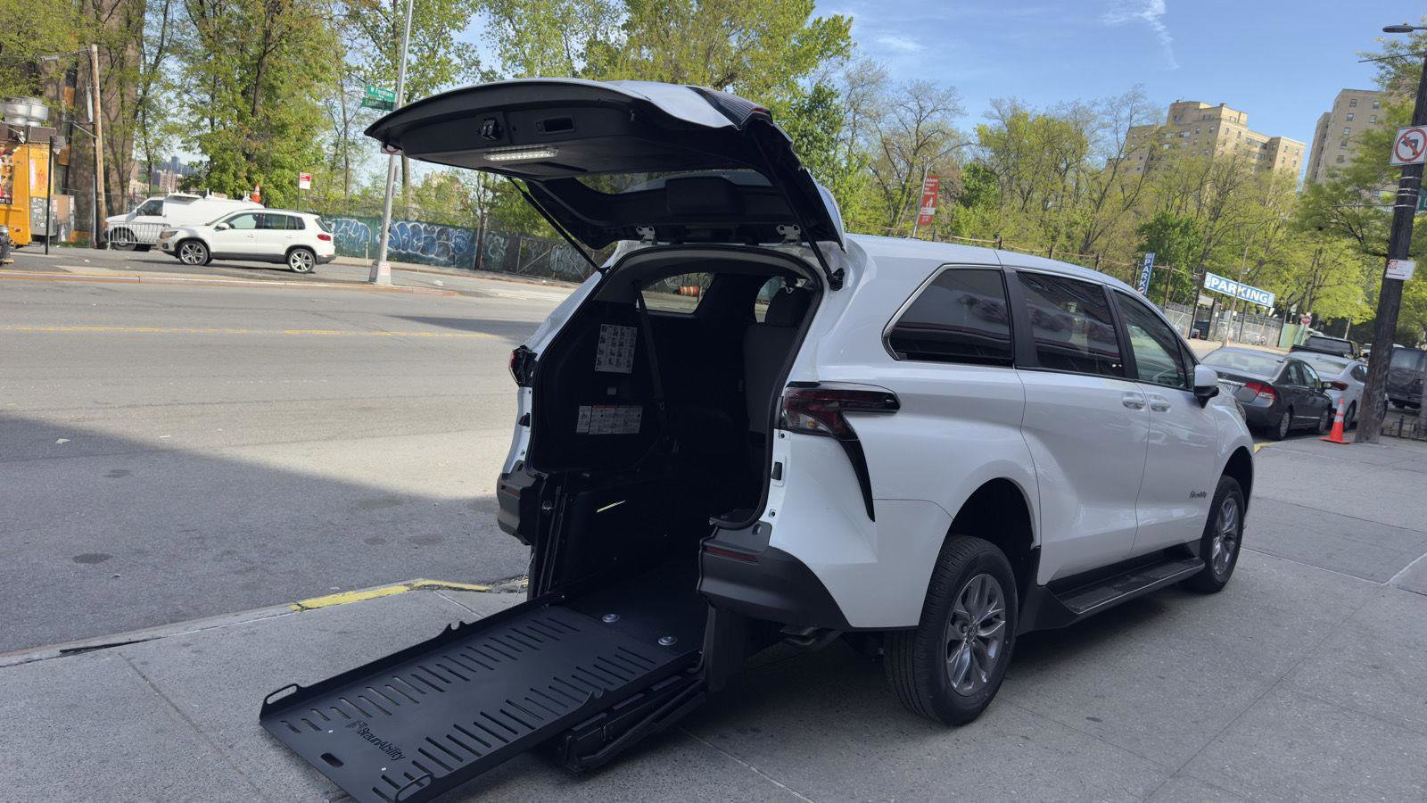 Used 2025 Toyota Sienna LE FWD image 9
