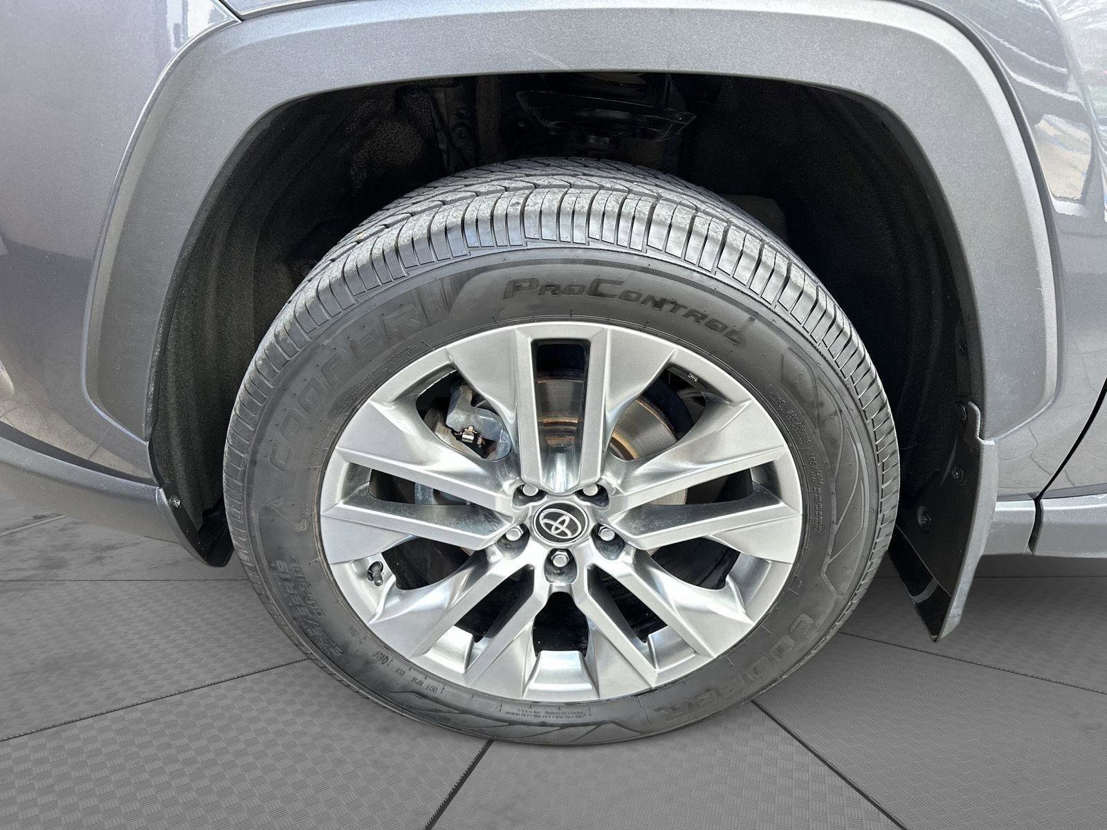 Used 2022 Toyota RAV4 XLE Premium image 5