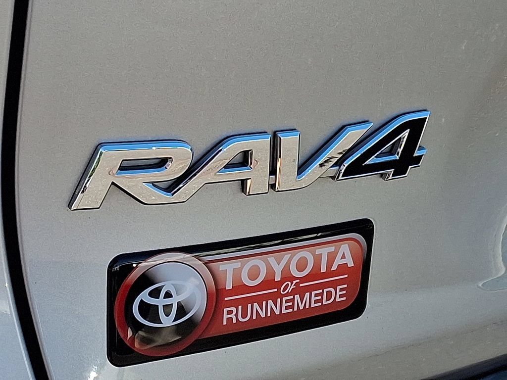 Certified 2021 Toyota RAV4 LE AWD/4WD image 28
