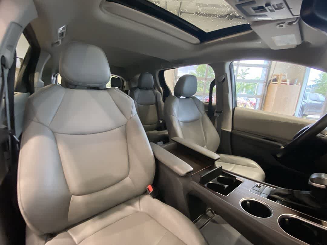 Used 2024 Toyota Sienna XLE AWD/4WD image 28