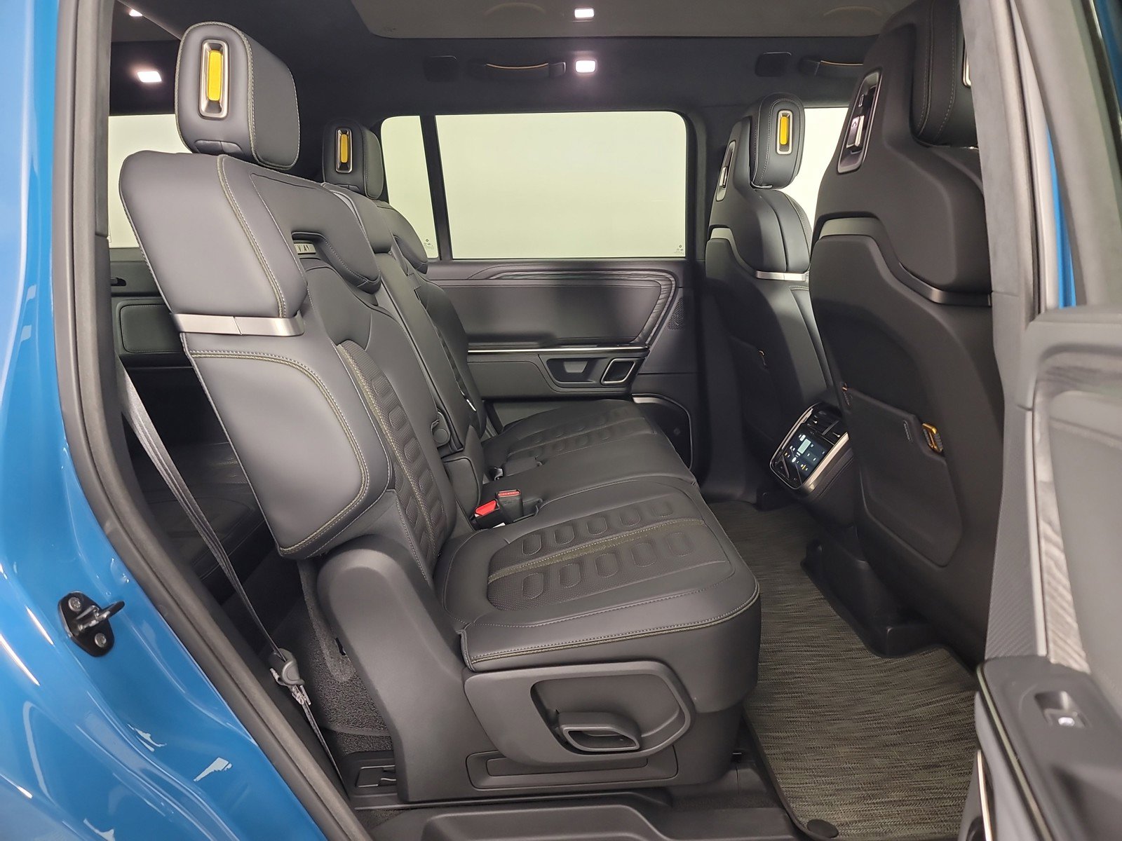 Used 2023 Rivian R1S Adventure image 24