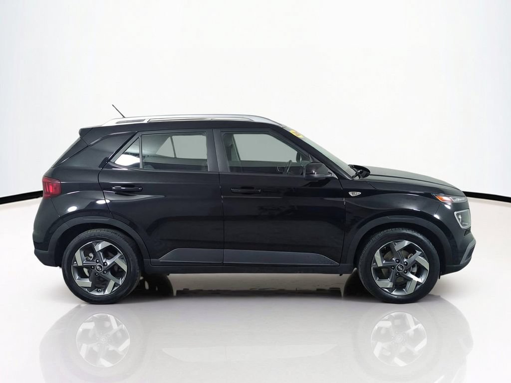 Used 2025 Hyundai Venue SEL FWD image 5