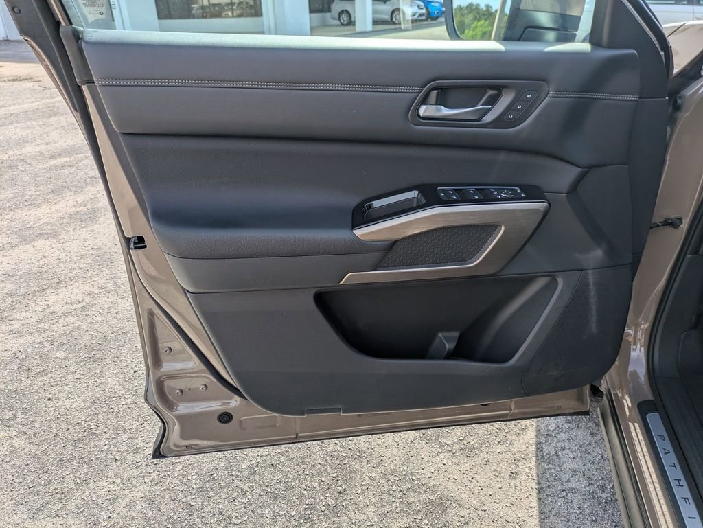 Used 2023 Nissan Pathfinder Platinum image 11