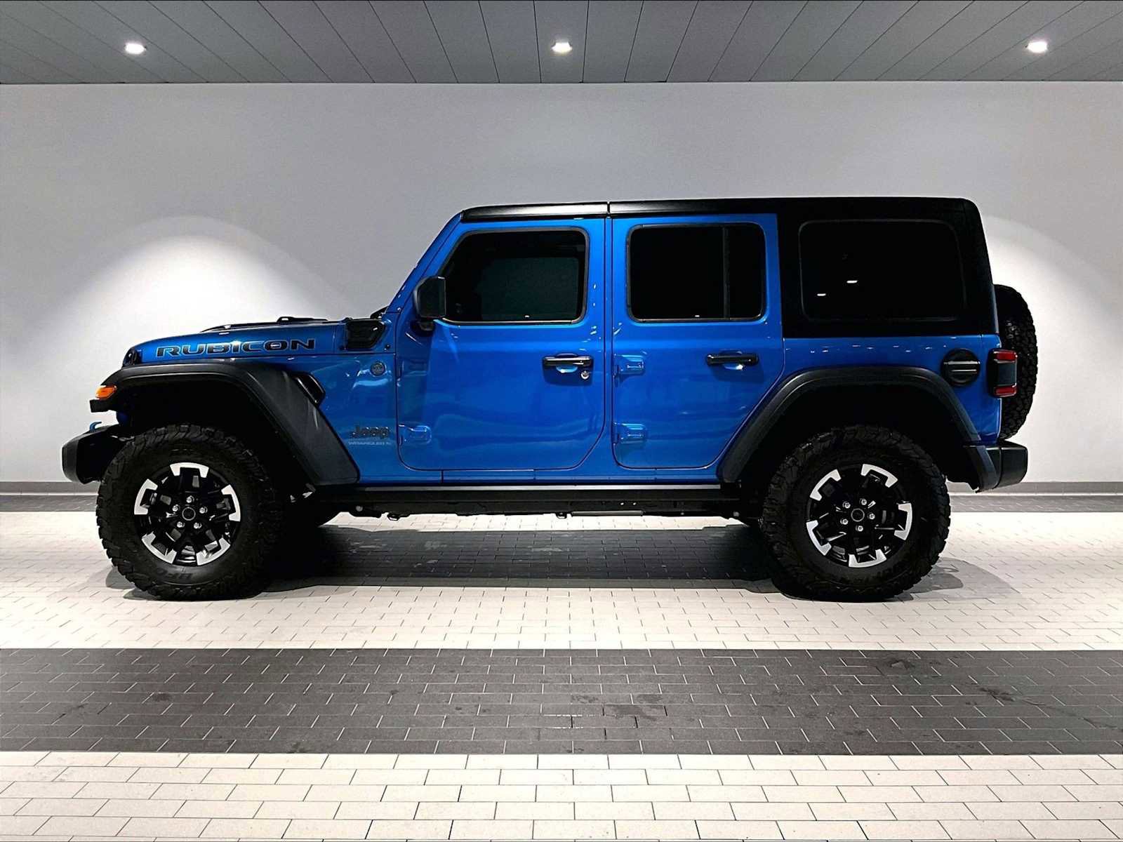 Used 2024 Jeep Wrangler Rubicon w/ Technology Group image 2