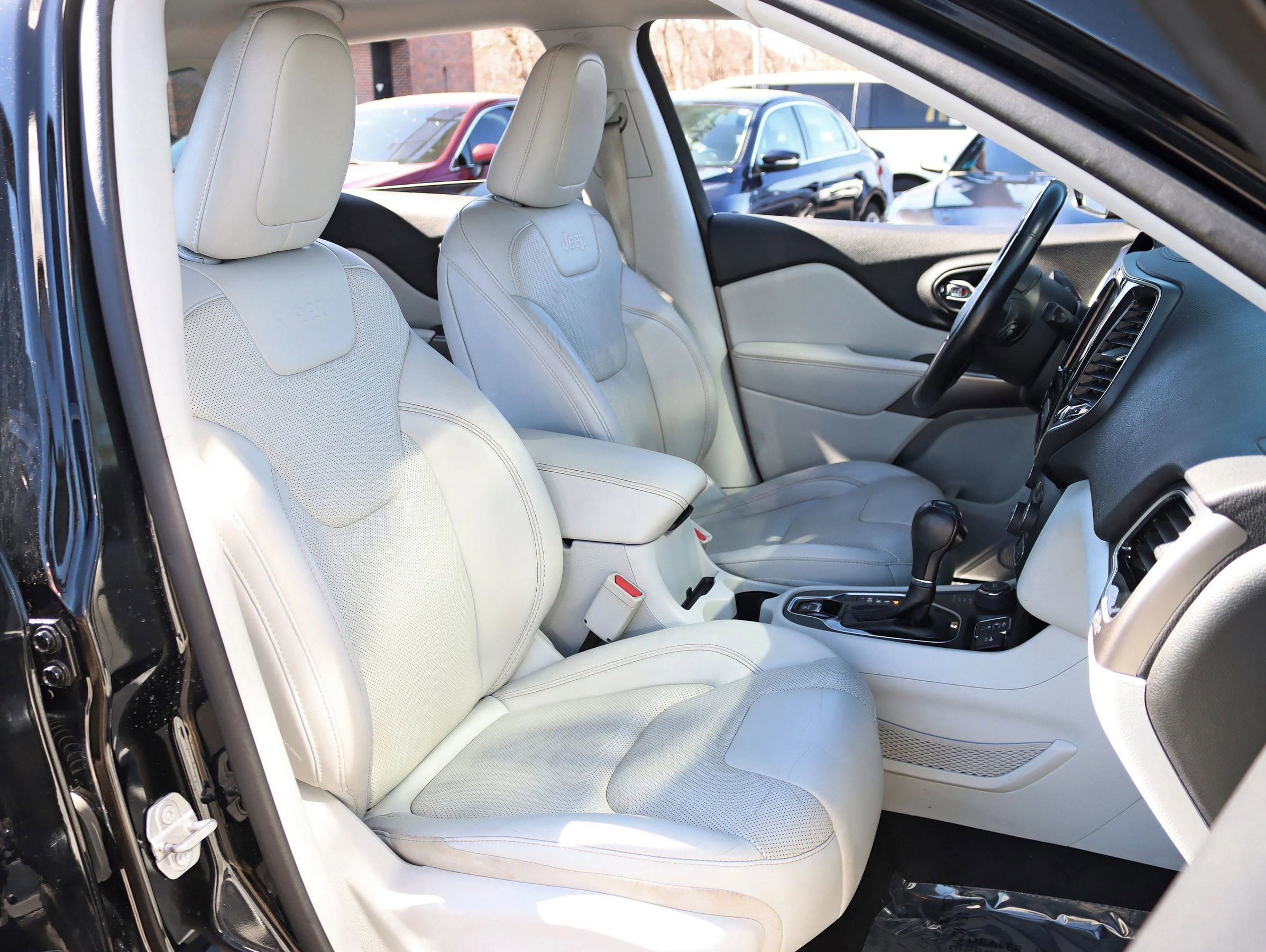 Used 2019 Jeep Cherokee Limited image 28