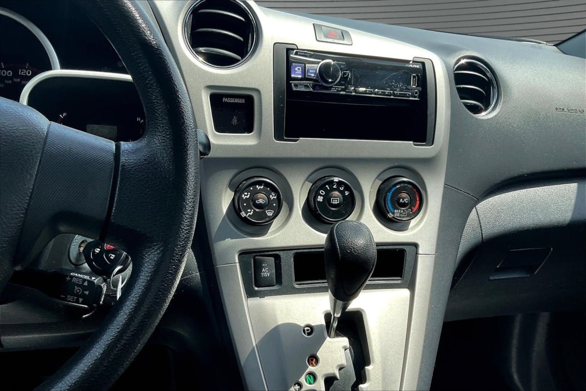 Used 2010 Pontiac Vibe w/ Preferred Package FWD image 14