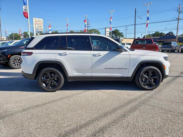 Used 2025 Jeep Grand Cherokee Limited w/ Black Appearance Package AWD/4WD image 2