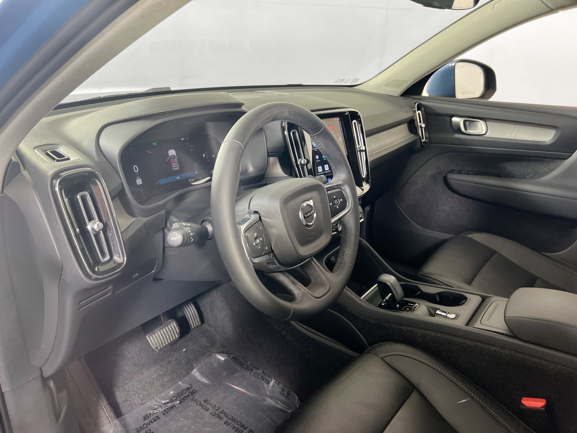 Used 2023 Volvo XC40 B5 Core w/ Convenience Package image 9