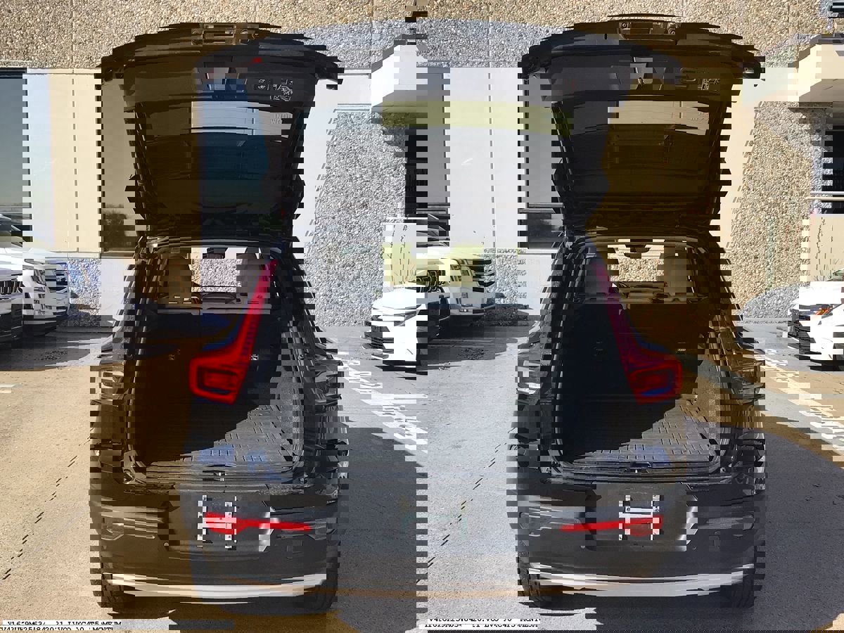 Used 2021 Volvo XC40 T5 Momentum w/ Premium Package image 14