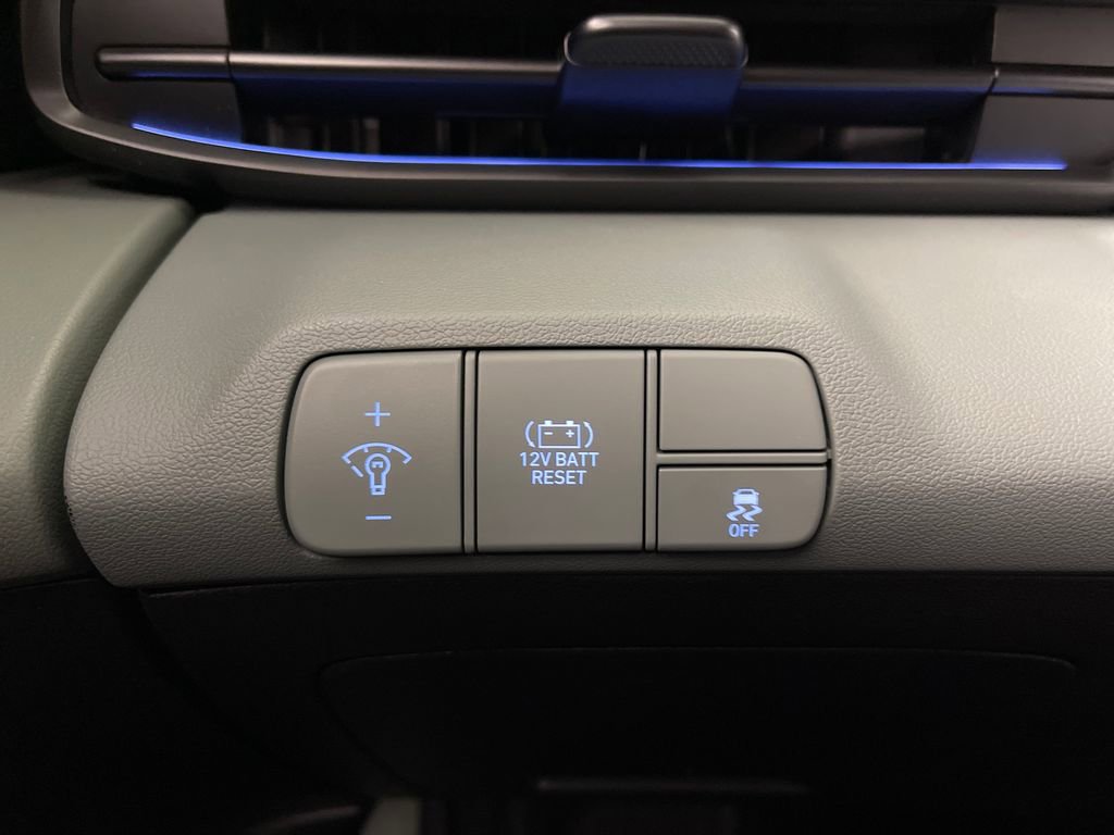Certified 2025 Hyundai Elantra Limited FWD image 30