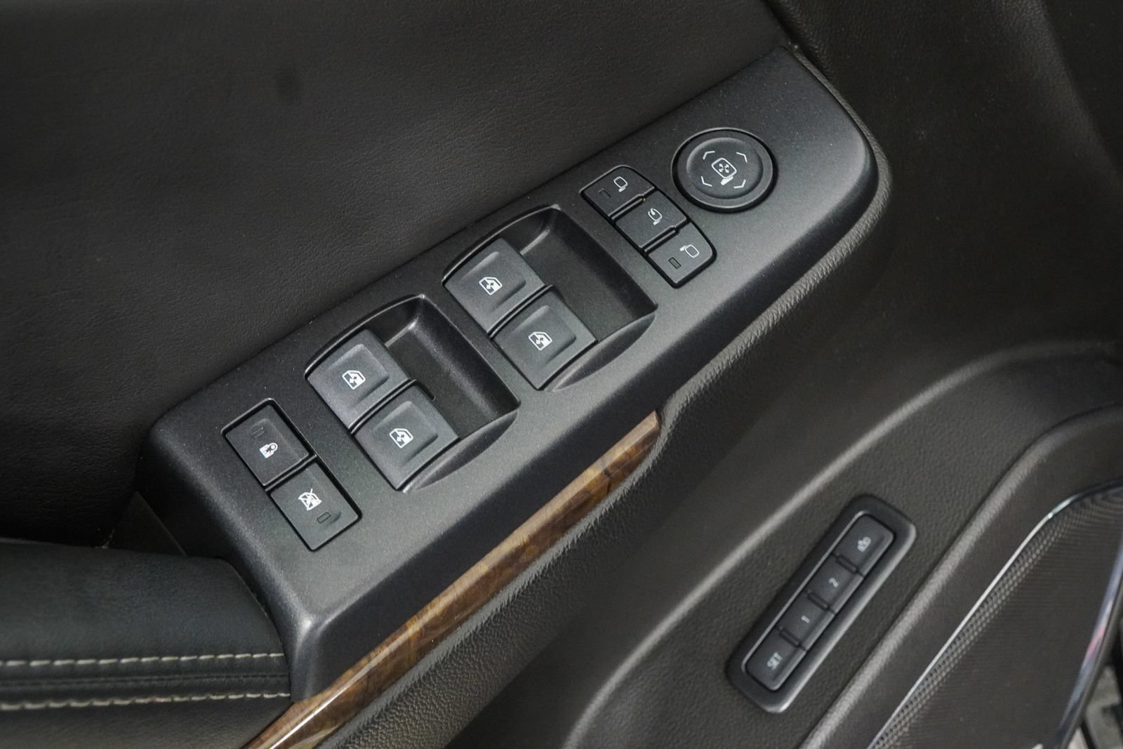 Used 2019 Chevrolet Tahoe LT w/ Luxury Package AWD/4WD image 20