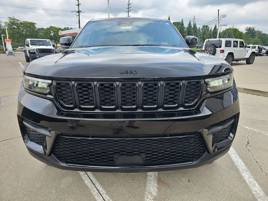 Certified 2025 Jeep Grand Cherokee Altitude AWD/4WD image 8