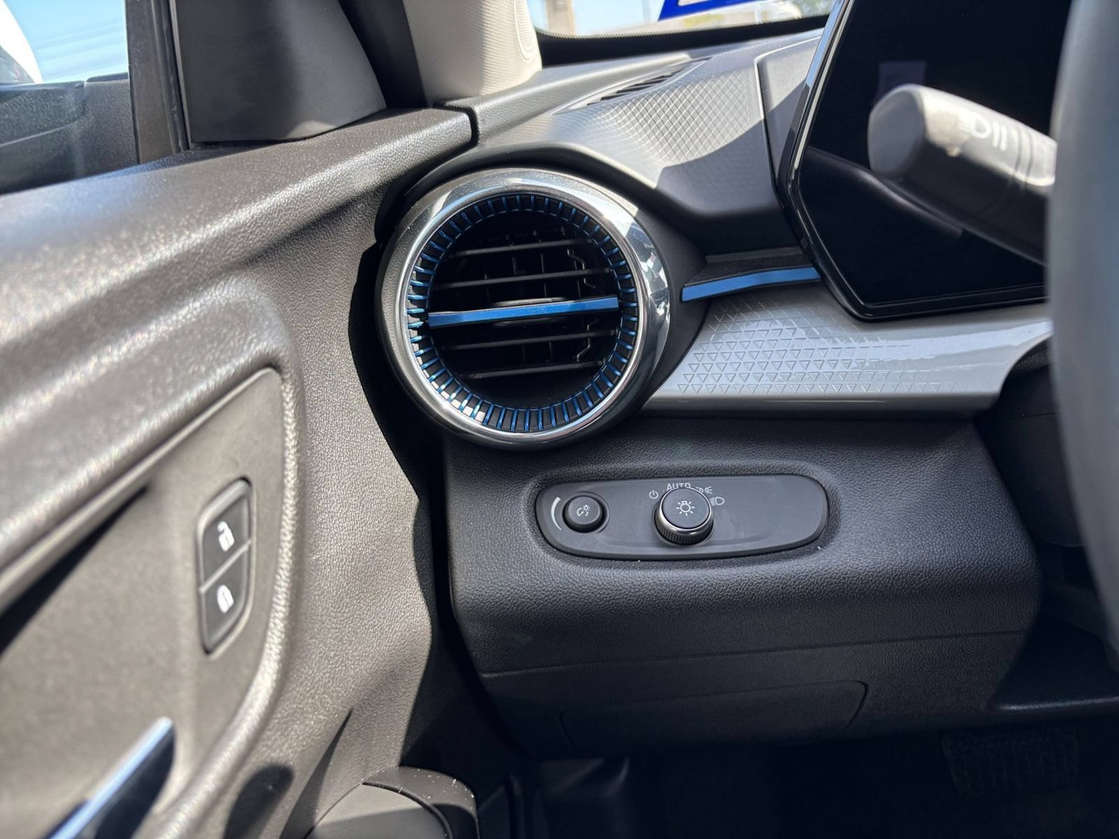 Used 2025 Chevrolet Trax LT FWD image 33