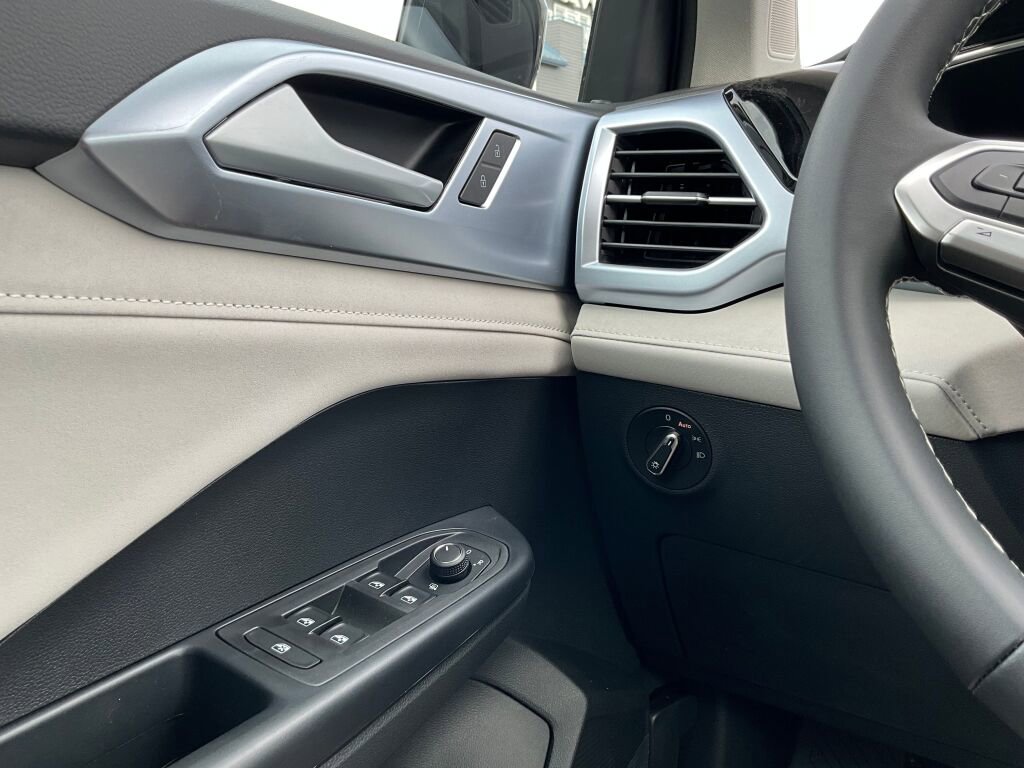New 2025 Volkswagen Taos SE image 22