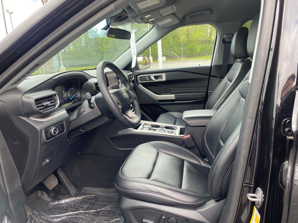 Used 2024 Ford Explorer XLT w/ Equipment Group 202A AWD/4WD image 20