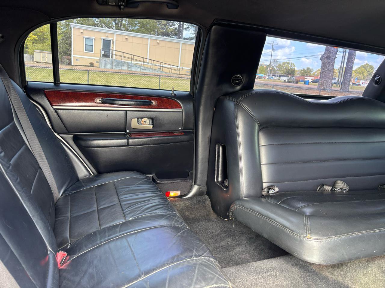 Used 2004 Lincoln Town Car Executive RWD image 12