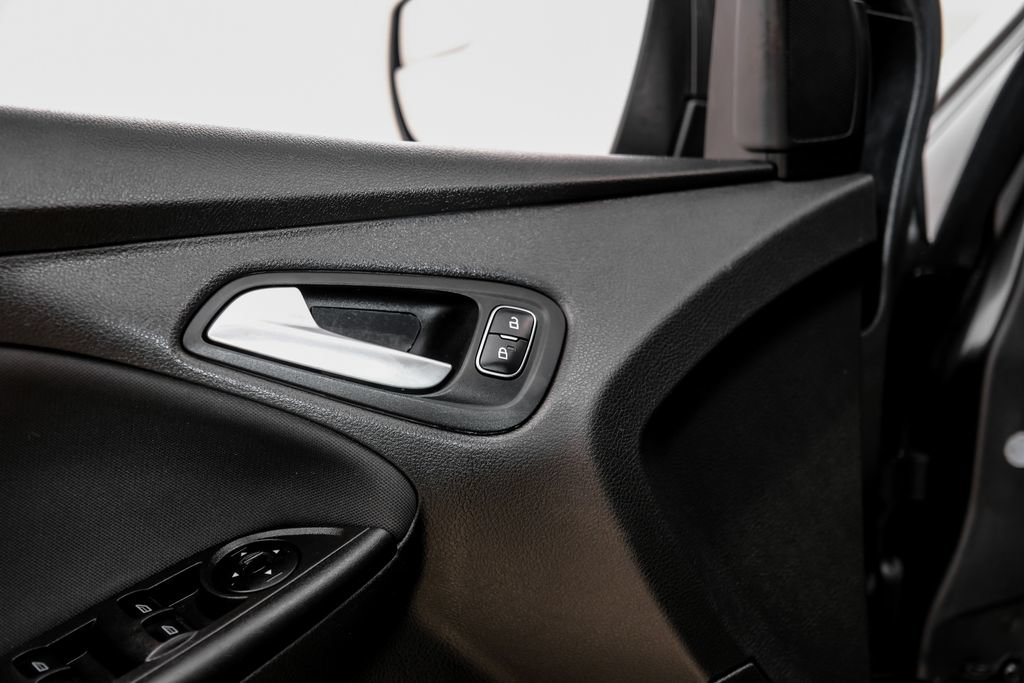 Used 2018 Ford Focus SE w/ SE Appearance Package FWD image 46