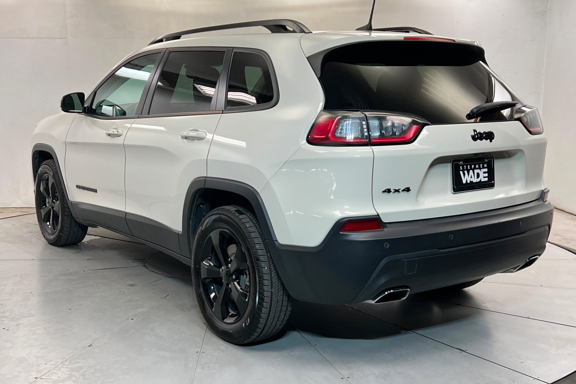 Used 2019 Jeep Cherokee Latitude Plus AWD/4WD image 3