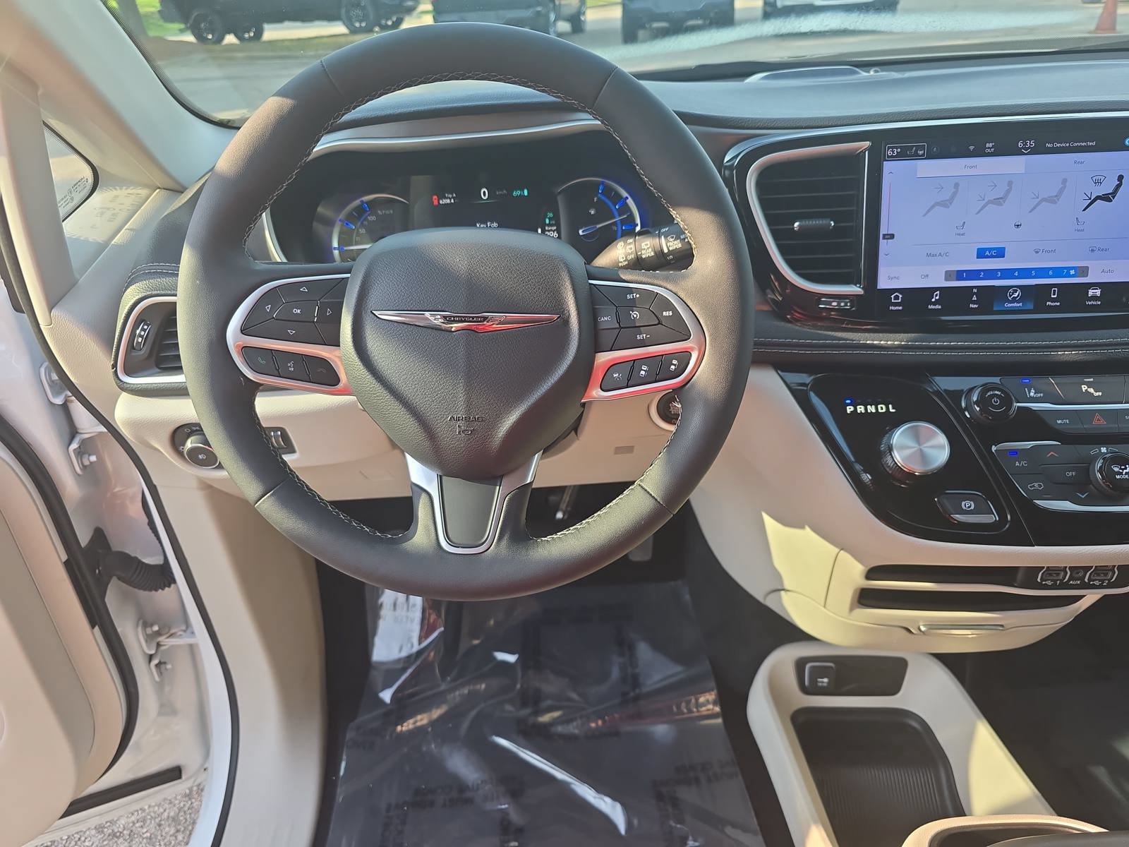 Used 2024 Chrysler Pacifica Limited FWD image 18